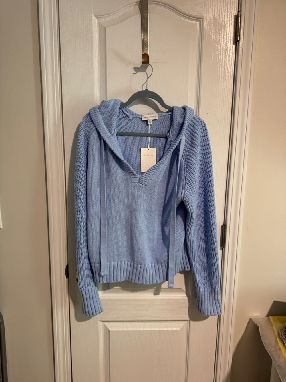 Free Assembly Hooded Seeater